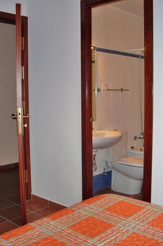 Hostal Fondevila Bohi Bagian luar foto